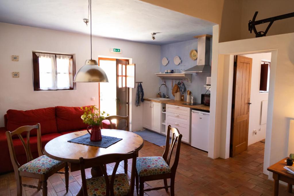 Kuchyň nebo kuchyňský kout v ubytování Casas na Vinha - Monte da Casteleja, Wine Estate - Eco Turismo Rural