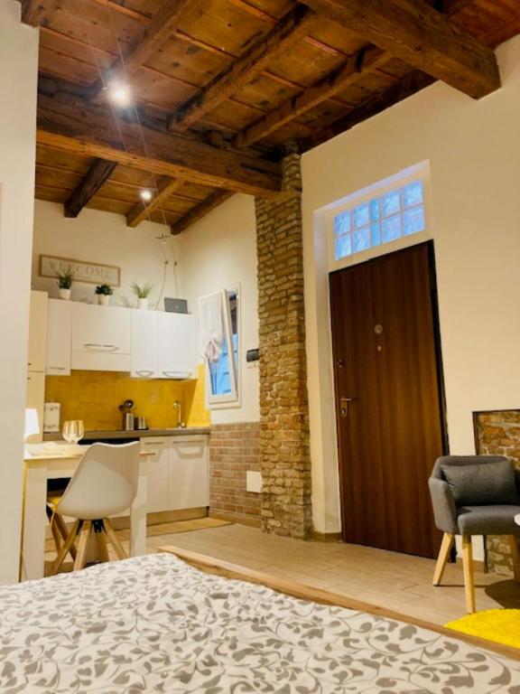 A kitchen or kitchenette at Nel cuore di Ferrara