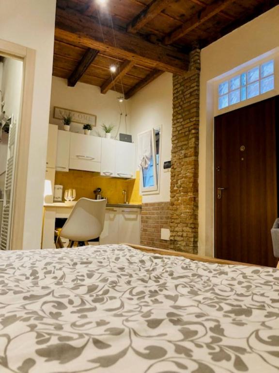 A kitchen or kitchenette at Nel cuore di Ferrara