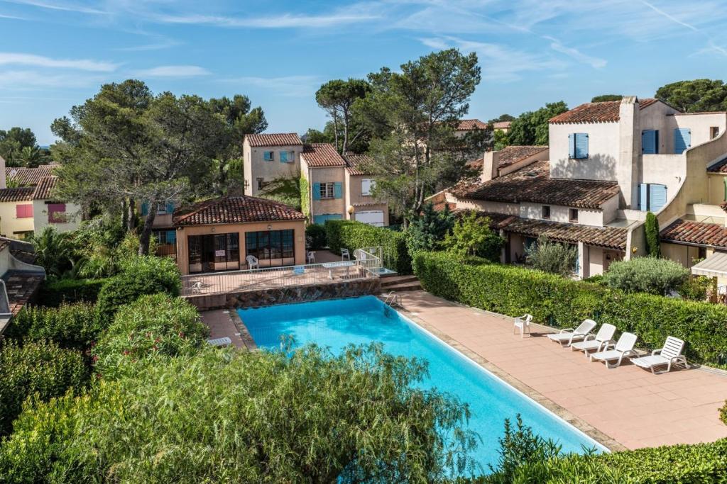 une vue aérienne d'une villa avec piscine dans l'établissement Geschmackvoll eingerichtetes Apartment Le Poisson bleu, 2 Terrassen, Pool, Meerblick, eigener Parkplatz, à Saint-Raphaël