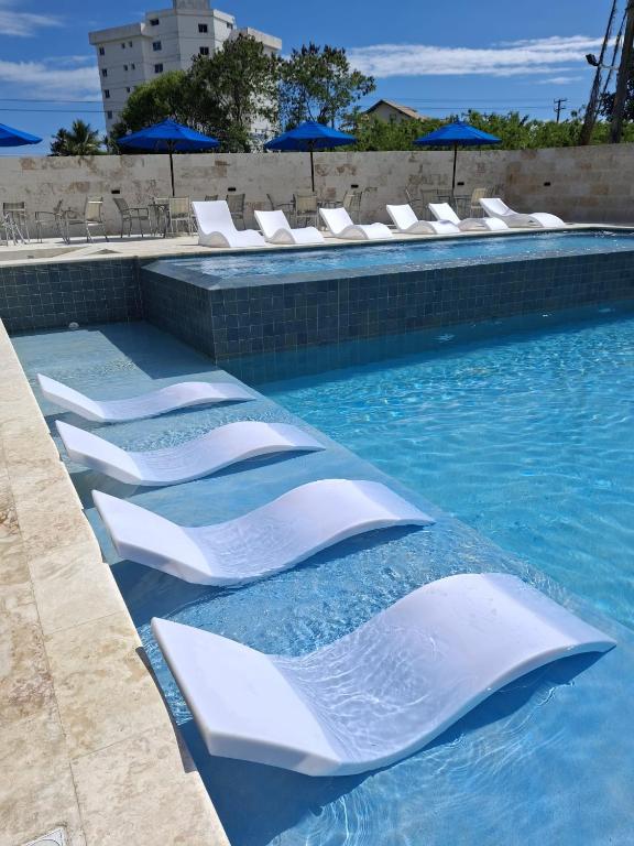 Bazén v ubytování Playa Juan Dolio, RD-Acceso Privado A La Playa Justo Al Frente En 1ra Línea, Áreas Sociales, BBQ, Piscina, Gazebos-Parqueo-Wifi-Netflix-Al Lado De Minimarket, Restaurantes, Bares, Tiendas, Clubes de Playa, Campos De Golf, Bancos Comerciales y más nebo v jeho okolí
