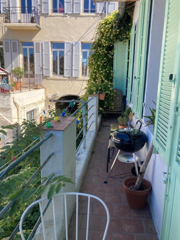 un balcon avec une table et des chaises sur un immeuble dans l'établissement Secret spot in Marseille, à Marseille
