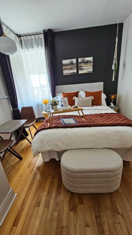 A bed or beds in a room at Gite Au P'tit Manoir B&B