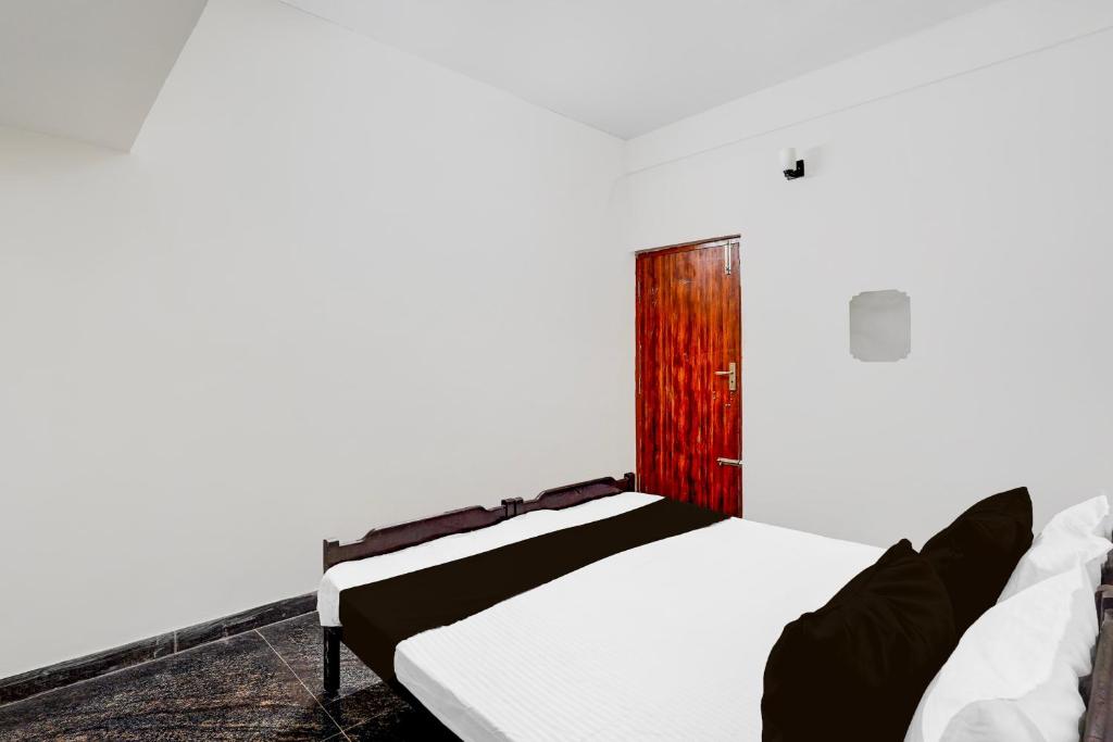 Postel nebo postele na pokoji v ubytování Hotel O Eswar Residency Avadi