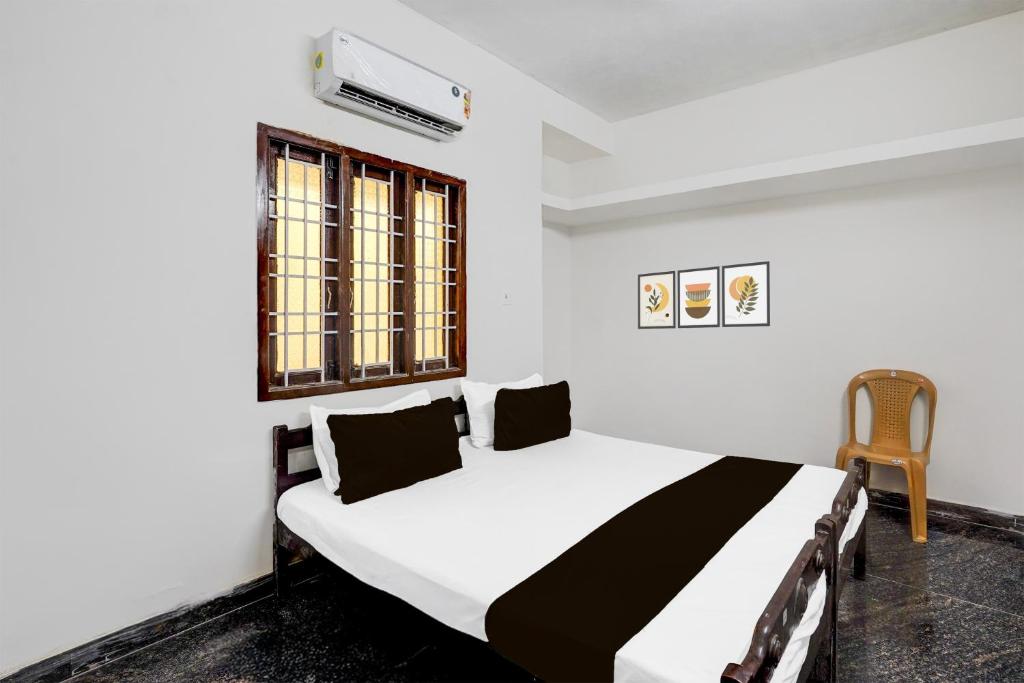 Postel nebo postele na pokoji v ubytování Hotel O Eswar Residency Avadi