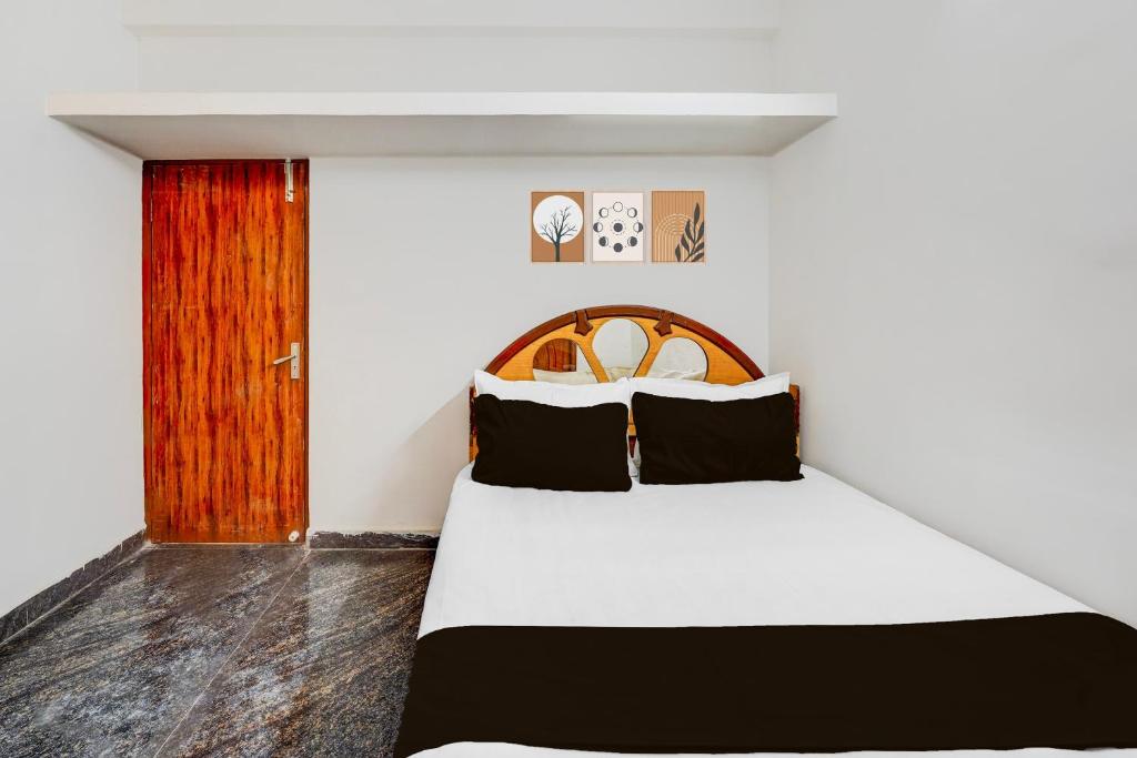 Postel nebo postele na pokoji v ubytování Hotel O Eswar Residency Avadi