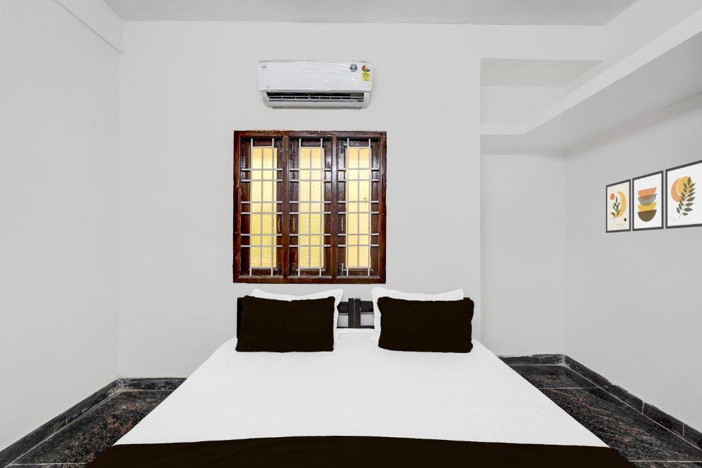 Postel nebo postele na pokoji v ubytování Hotel O Eswar Residency Avadi