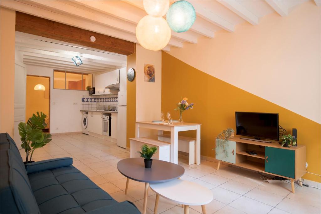 una sala de estar con un sofá y una mesa en Le Ginger Tricastin, en Lapalud