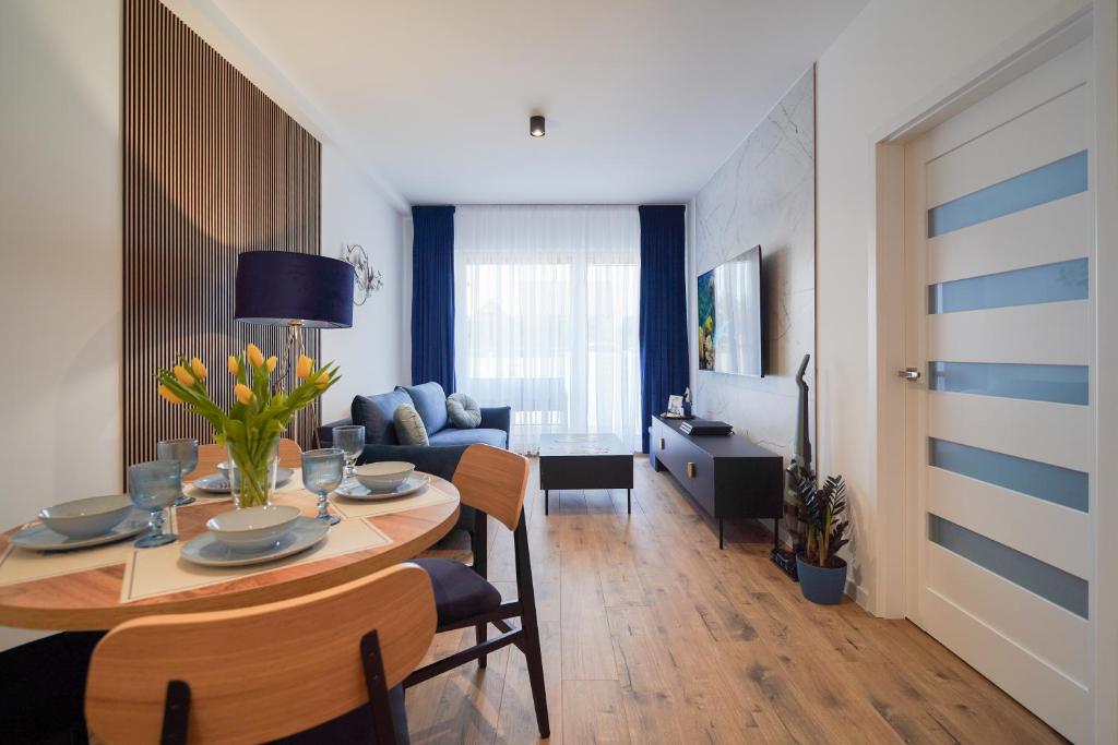 Μια τηλεόραση ή/και κέντρο ψυχαγωγίας στο Lulu Apartments - LAGUNA - Apartament dwupokojowy - Sauna Netflix Chill PS4 - Blisko morza !