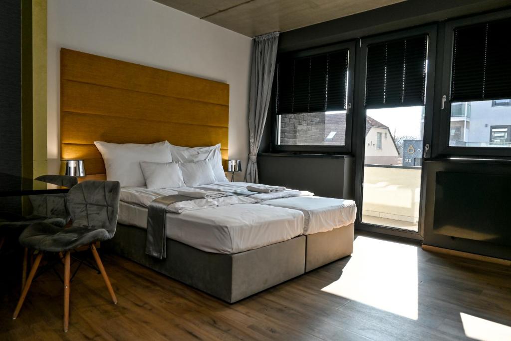 Postel nebo postele na pokoji v ubytování Zafír Apartman Sárvár