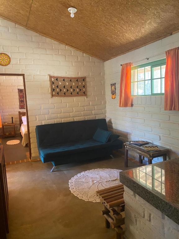ein Wohnzimmer mit Sofa und Tisch in der Unterkunft Vila Mangueira in Cavalcante