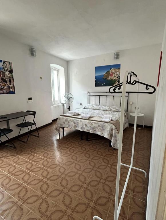 a bedroom with a bed in the middle of a room at Mar-Mar Panoramica in Riomaggiore