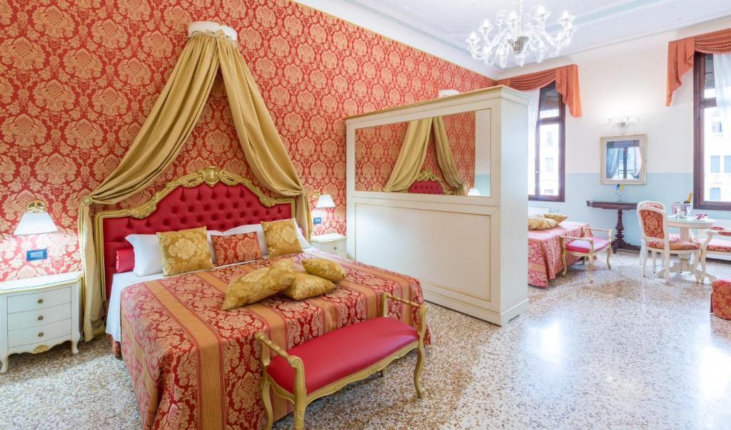 Postel nebo postele na pokoji v ubytování Friendly Venice Suites