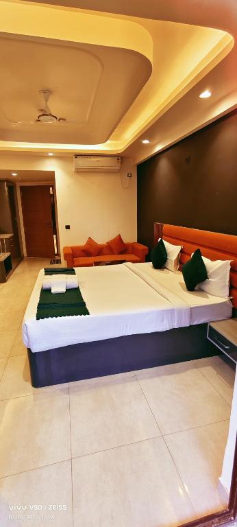 Postel nebo postele na pokoji v ubytování Hotel Maple Tree - Near Ekana Cricket stadium - Lucknow