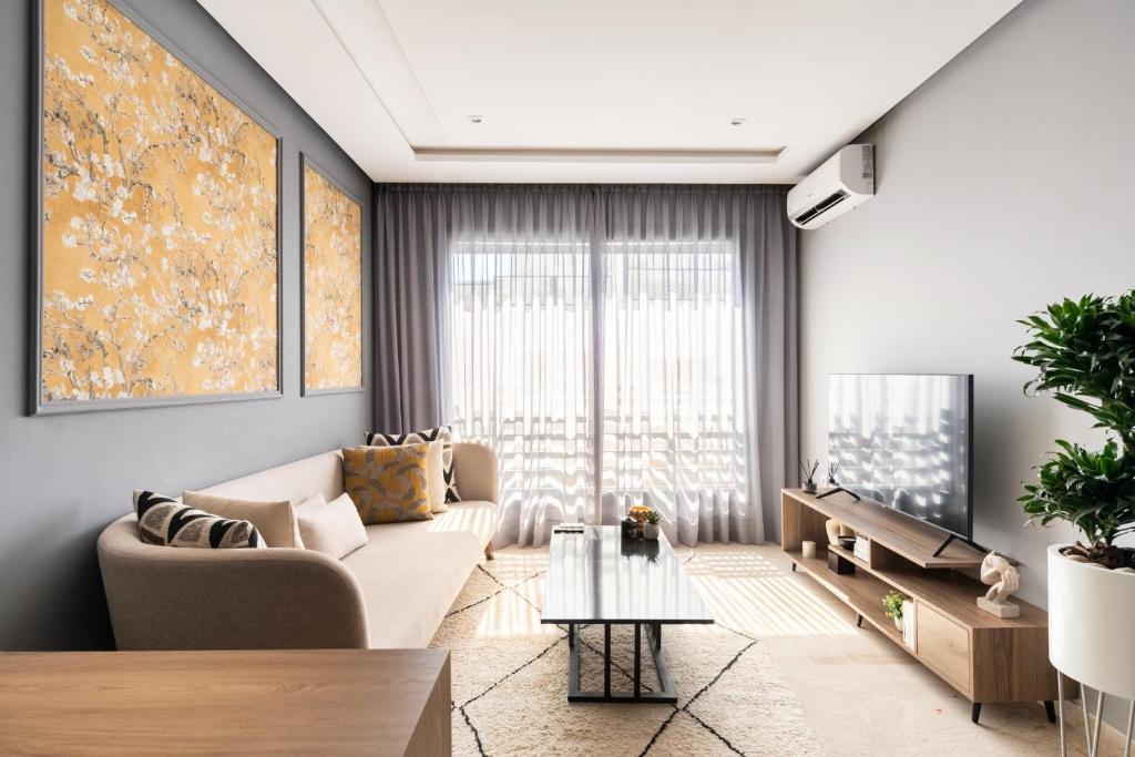 Posezení v ubytování The Twenty-Six Palmier by IB Signature - Design 1Bedroom Apt with Wifi, Parking, Self check-in, 24 x7 Security - City View with terrace - Walk to Cafes! City Centre, Tram