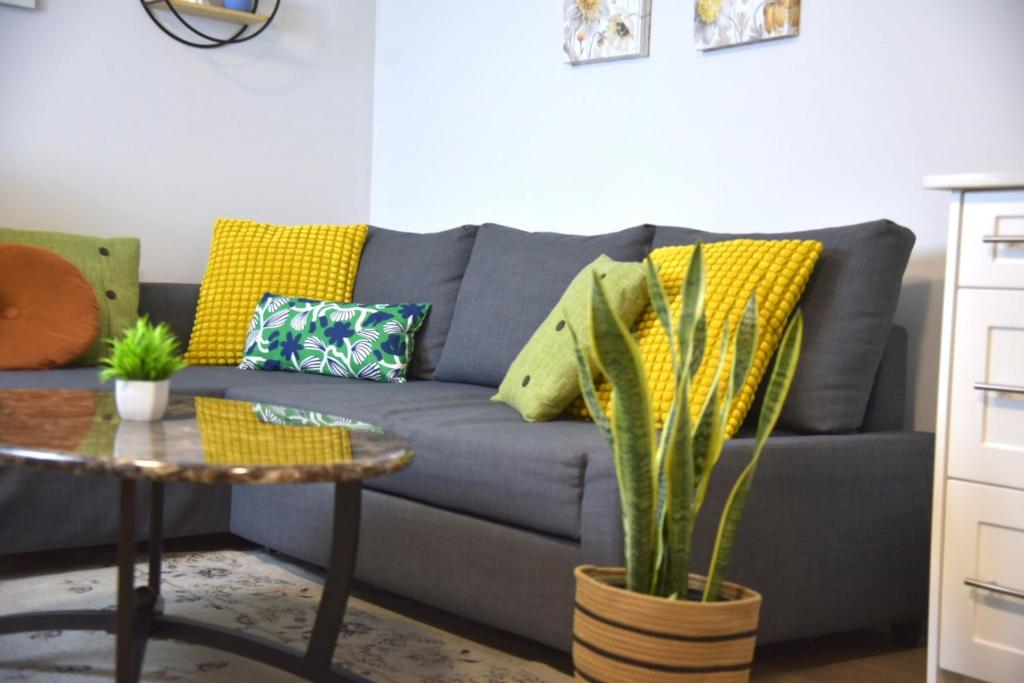 Setusvæði á Centrally Located Modern Suite
