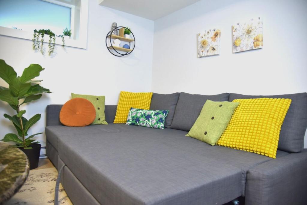 Setusvæði á Centrally Located Modern Suite