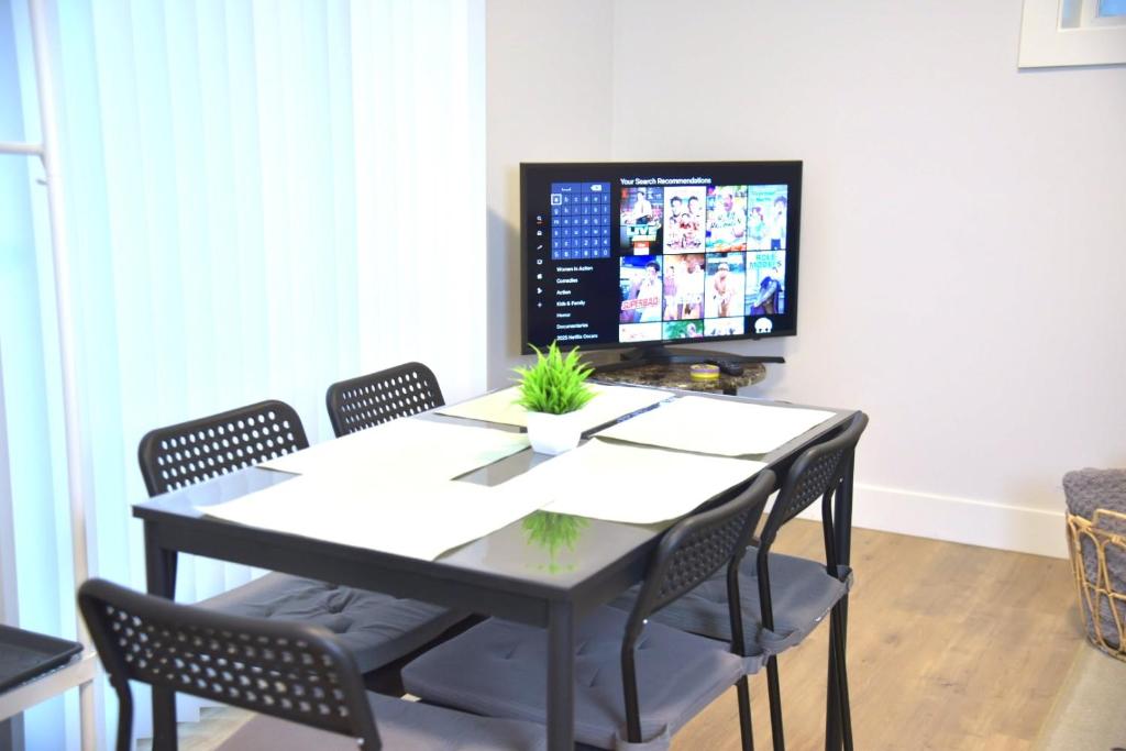 Sjónvarps- og/eða afþreyingartæki á Centrally Located Modern Suite