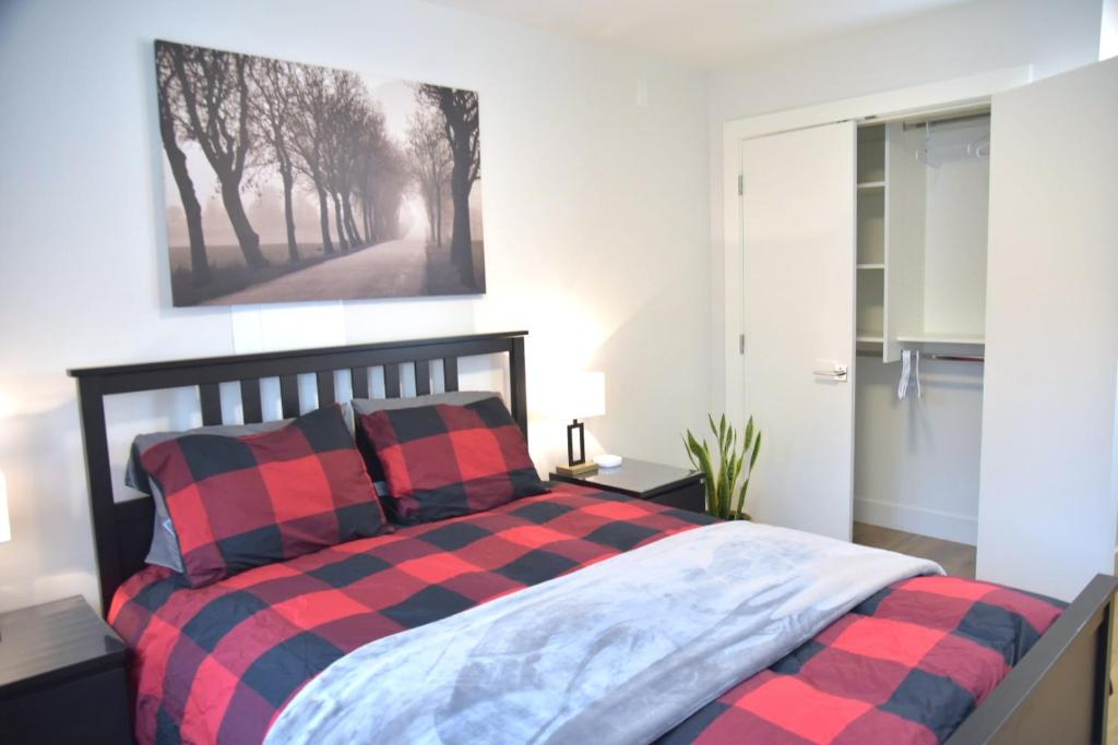 Rúm í herbergi á Centrally Located Modern Suite