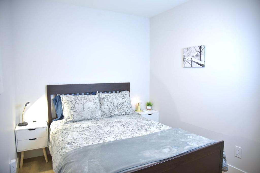Rúm í herbergi á Centrally Located Modern Suite