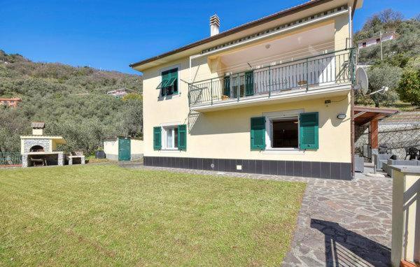 a large house with a yard in front of it at Casa L'uliveto in Moneglia
