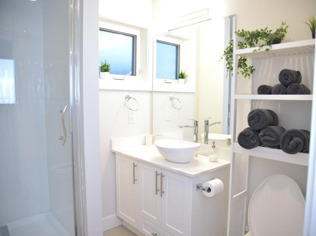 Baðherbergi á Centrally Located Modern Suite