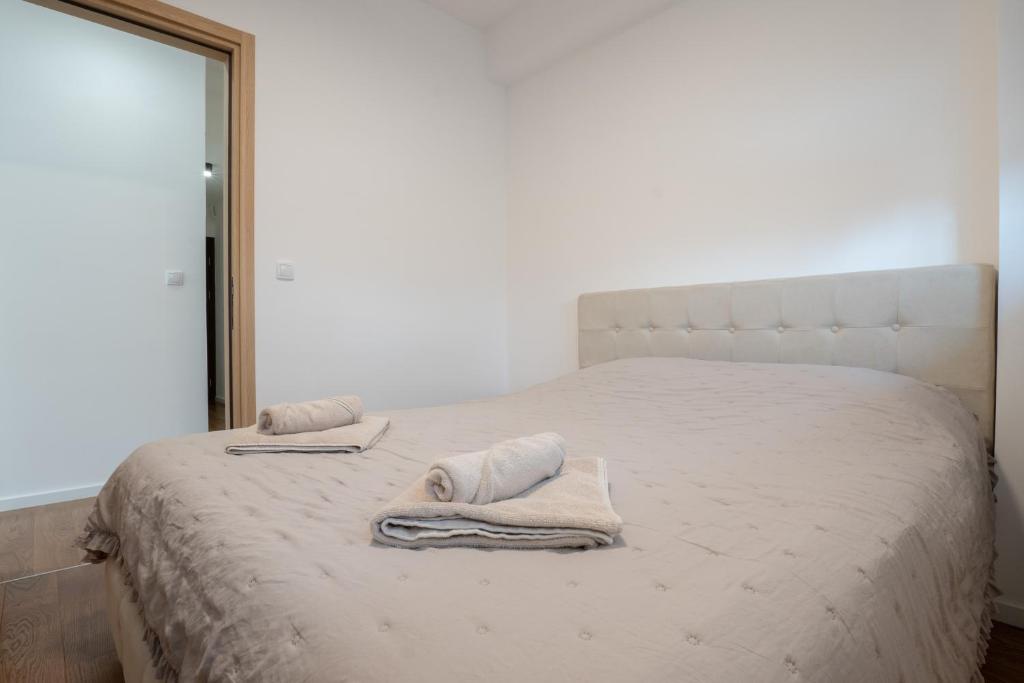 A bed or beds in a room at NOVA Apartmani