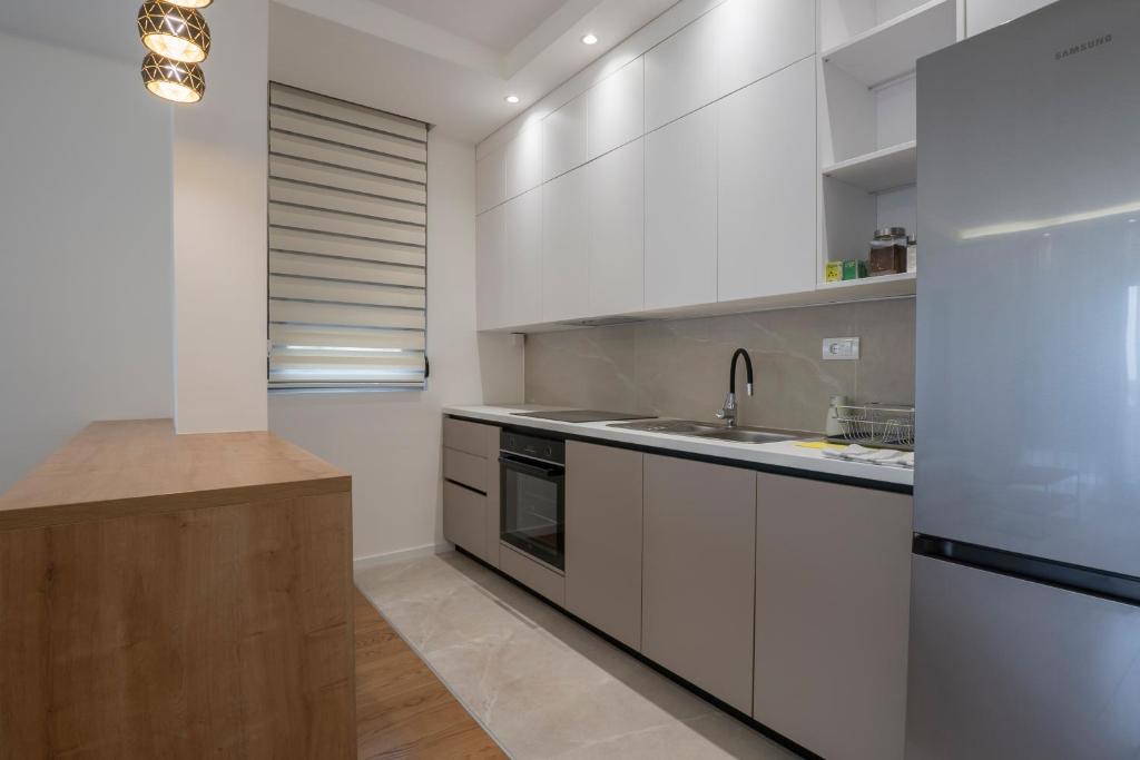 A kitchen or kitchenette at NOVA Apartmani