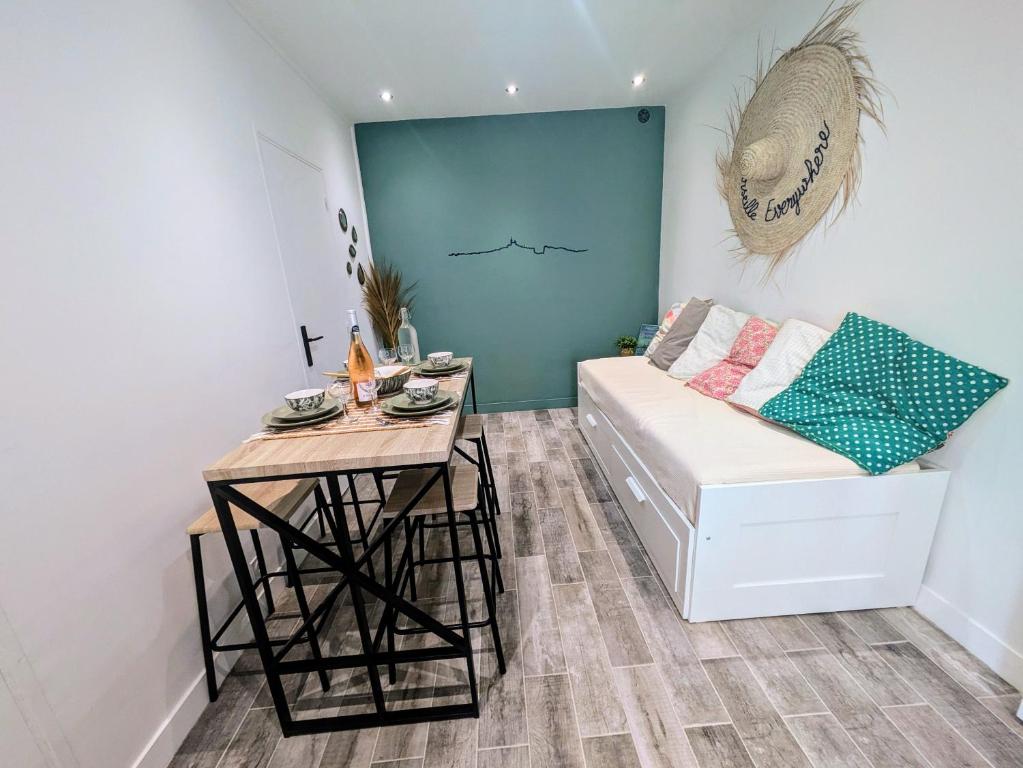 un salon avec un canapé et une table dans l'établissement Le Cigalon - Terrasse & Climatisation - Les Frères de la Loc', à Marseille