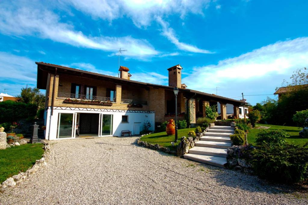 a house with a gravel driveway in front of it at Bed & breakfast Villa Lisetta in San Donà di Piave
