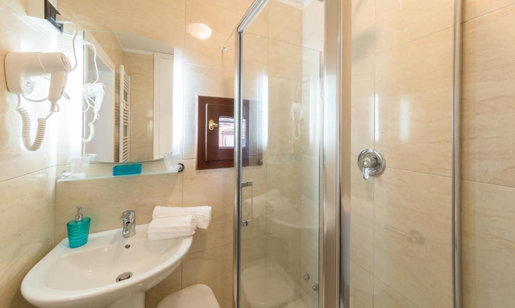 Friendly Venice Suites - 12