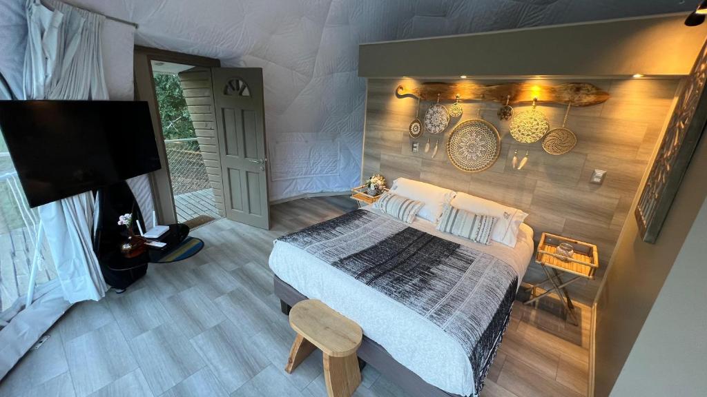 En eller flere senge i et værelse på Domo Refugio