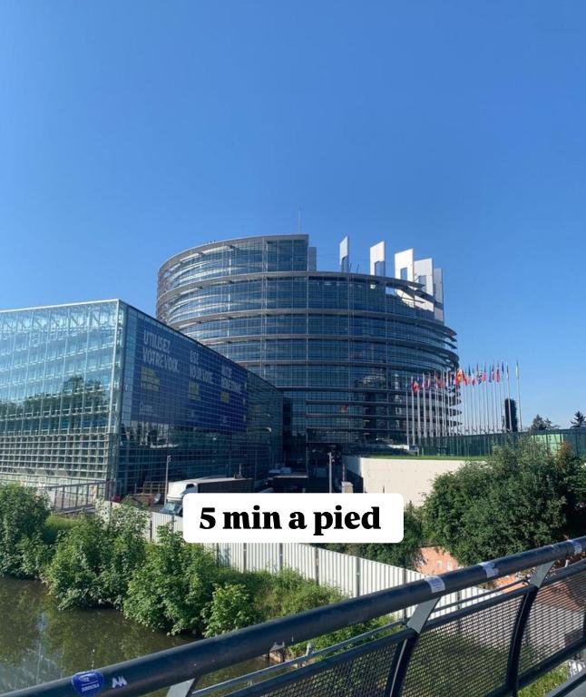 un bâtiment avec un panneau indiquant min a pixel dans l'établissement Appart Parlement 5 Min, à Schiltigheim