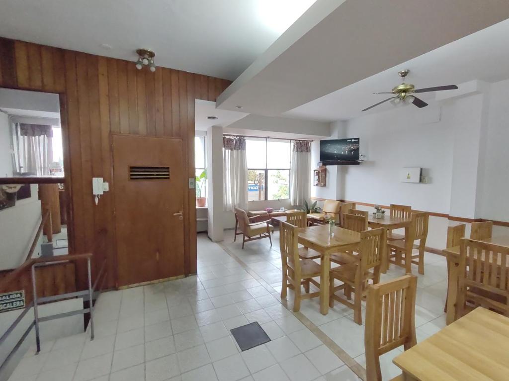 a kitchen and dining room with a table and chairs at Hotel Viñas San Rafael in San Rafael