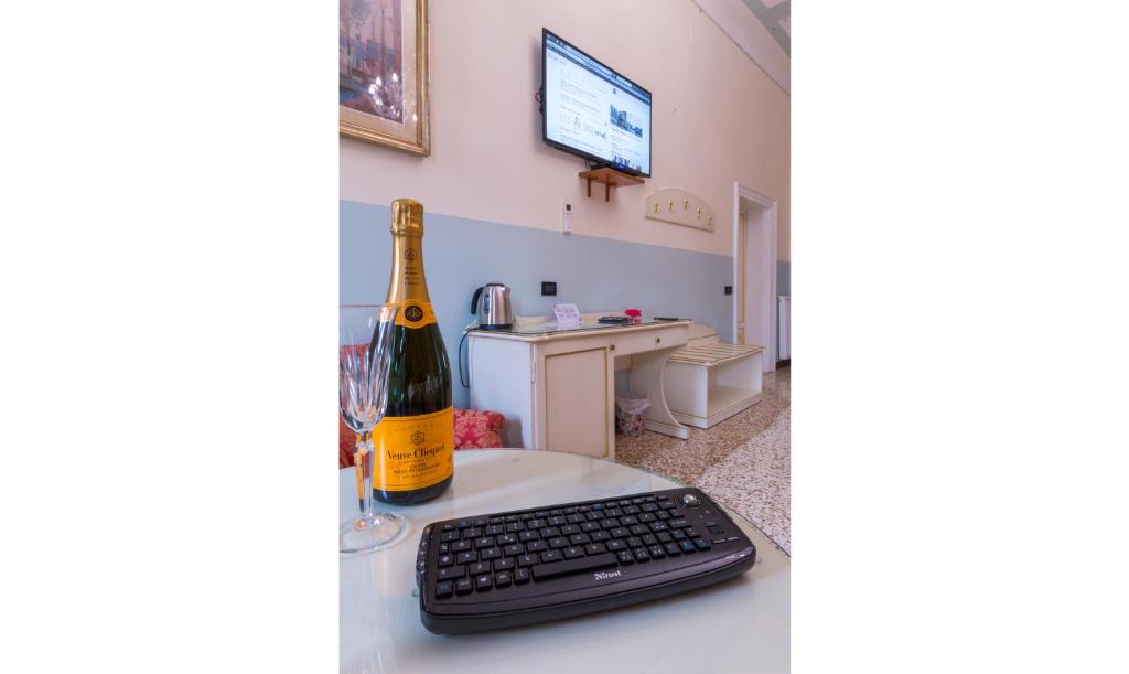 Friendly Venice Suites - 7