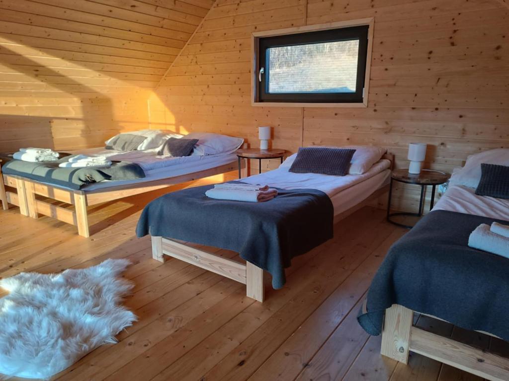 Uma cama ou camas num quarto em Domki RESET