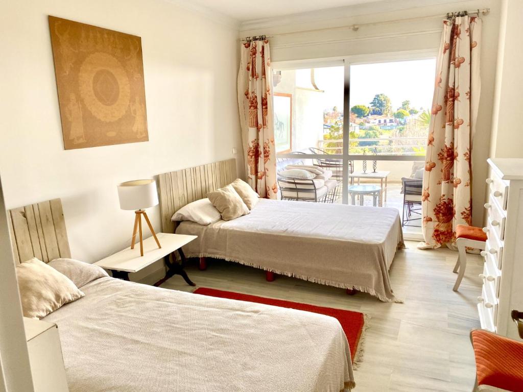 Posteľ alebo postele v izbe v ubytovaní Duplex vistas al golf Guadalmina Marbella