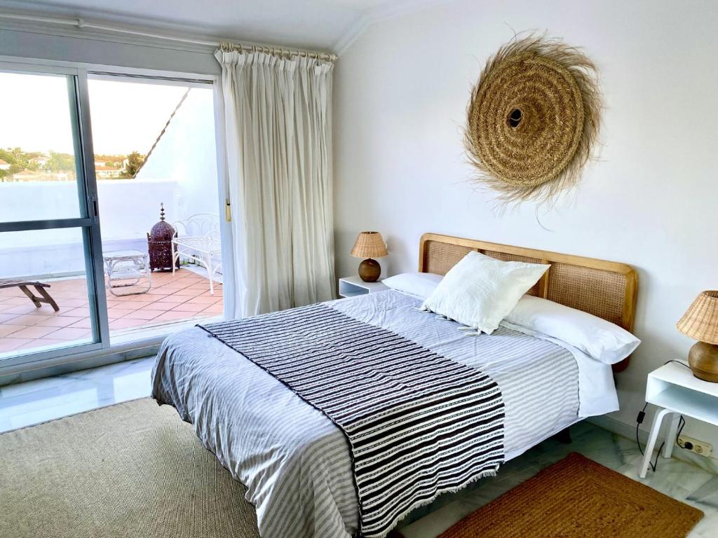 Posteľ alebo postele v izbe v ubytovaní Duplex vistas al golf Guadalmina Marbella