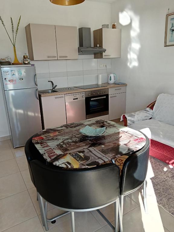Kuchyňa alebo kuchynka v ubytovaní Apartment Marijan - Rtina