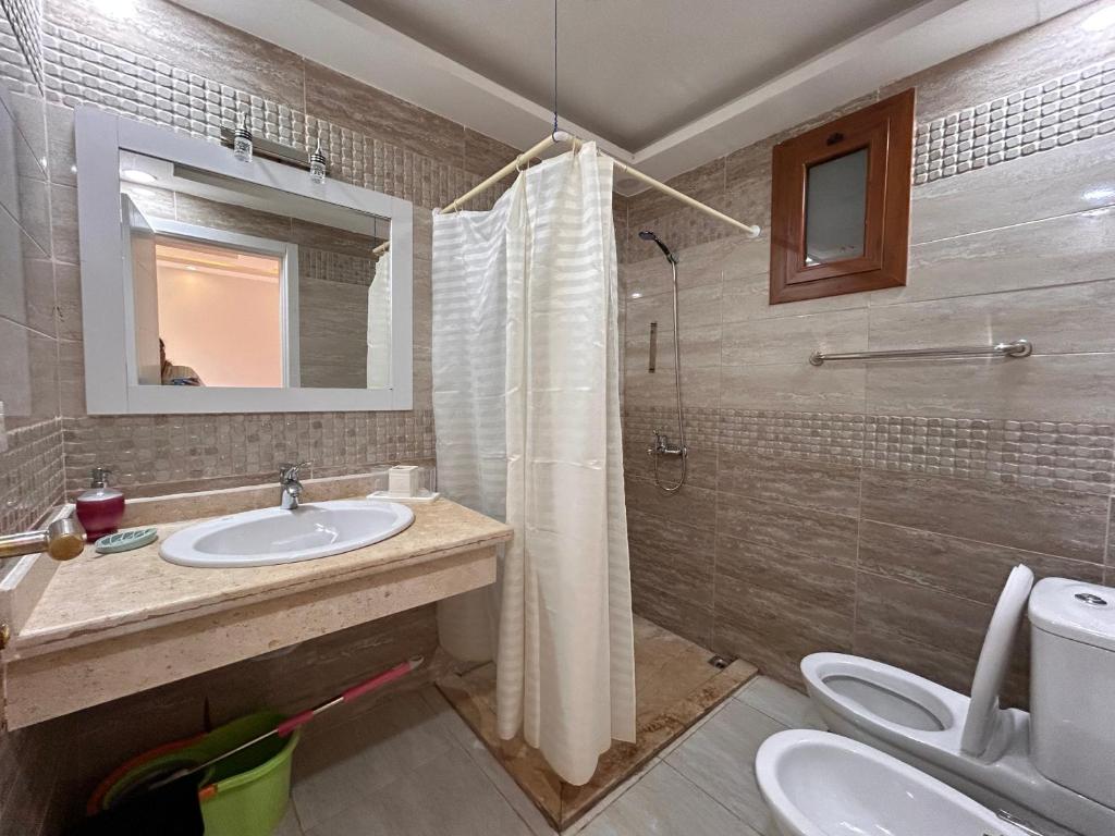 Fotografie z fotogalerie ubytování 3-Bedroom Apartment on the Ground Floor with Pool View, Personal Garden Area, Backyard, and Free Beach Access in Sharm Hills Resort v destinaci Sharm El Sheikh