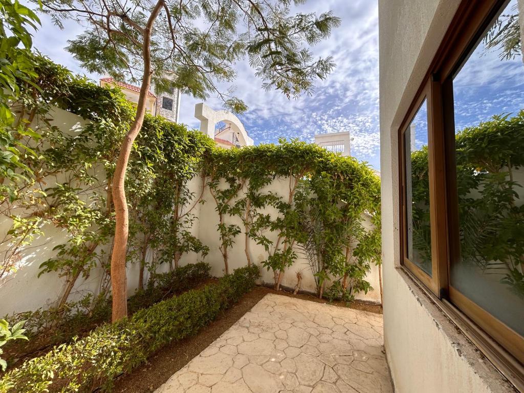 Fotografie z fotogalerie ubytování 3-Bedroom Apartment on the Ground Floor with Pool View, Personal Garden Area, Backyard, and Free Beach Access in Sharm Hills Resort v destinaci Sharm El Sheikh