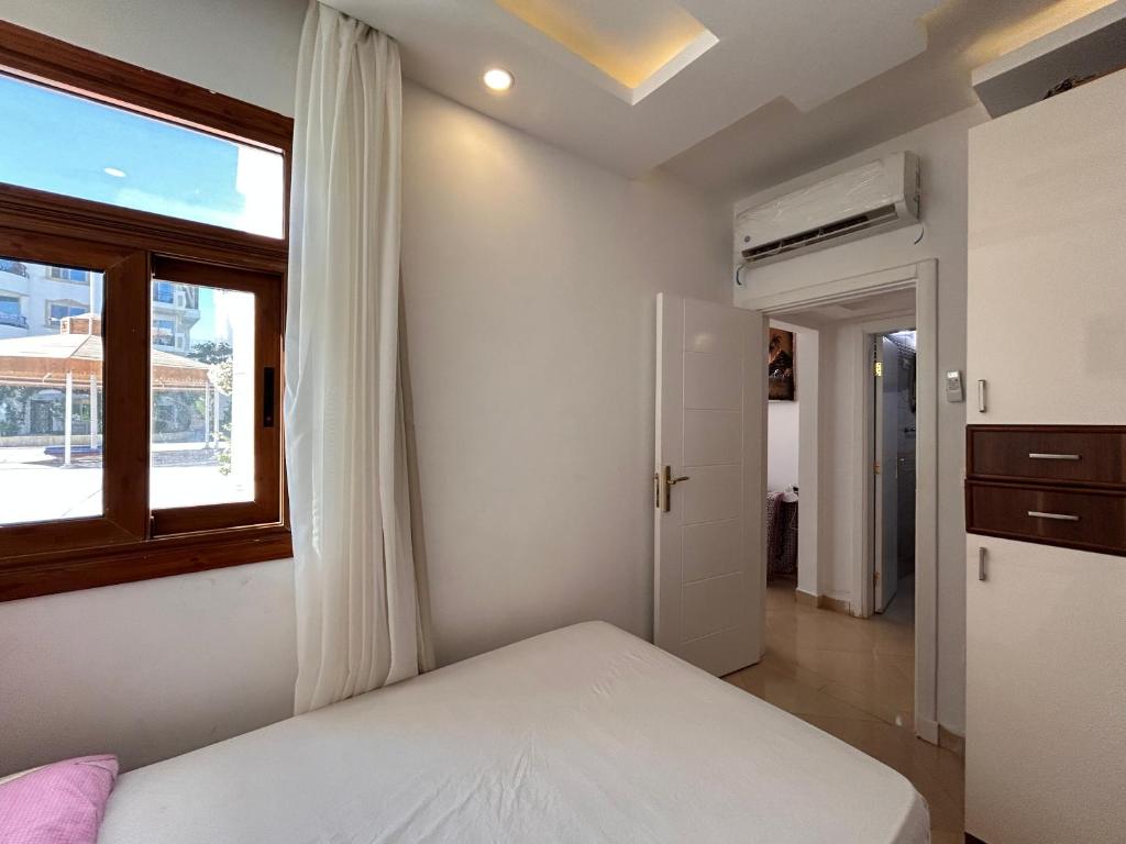 Fotografie z fotogalerie ubytování 3-Bedroom Apartment on the Ground Floor with Pool View, Personal Garden Area, Backyard, and Free Beach Access in Sharm Hills Resort v destinaci Sharm El Sheikh