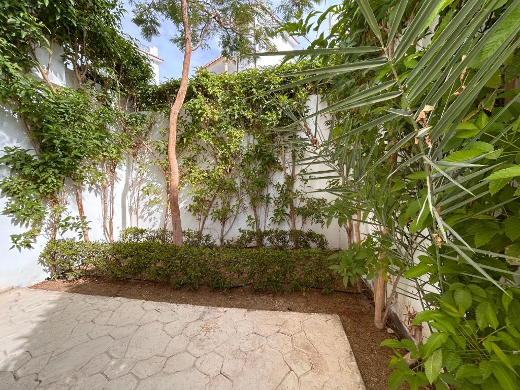 Fotografie z fotogalerie ubytování 3-Bedroom Apartment on the Ground Floor with Pool View, Personal Garden Area, Backyard, and Free Beach Access in Sharm Hills Resort v destinaci Sharm El Sheikh
