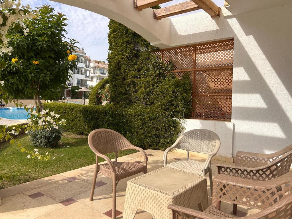Fotografie z fotogalerie ubytování 3-Bedroom Apartment on the Ground Floor with Pool View, Personal Garden Area, Backyard, and Free Beach Access in Sharm Hills Resort v destinaci Sharm El Sheikh