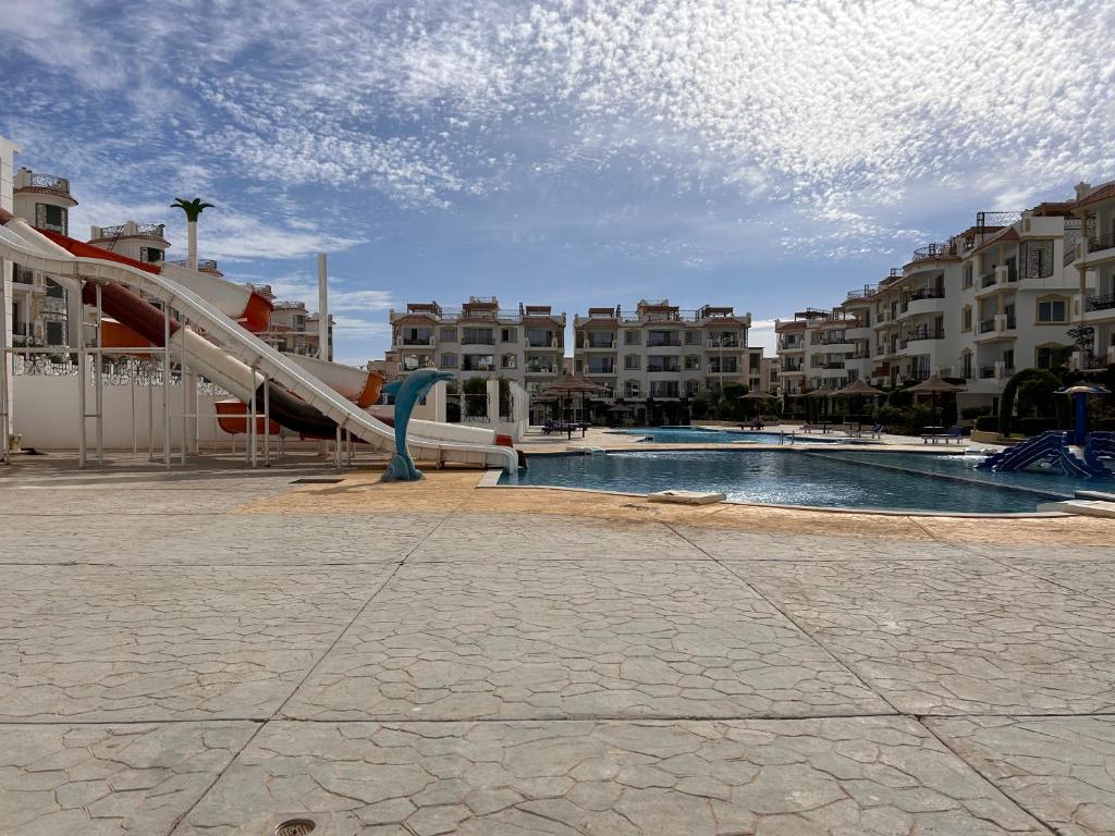 Fotografie z fotogalerie ubytování 3-Bedroom Apartment on the Ground Floor with Pool View, Personal Garden Area, Backyard, and Free Beach Access in Sharm Hills Resort v destinaci Sharm El Sheikh