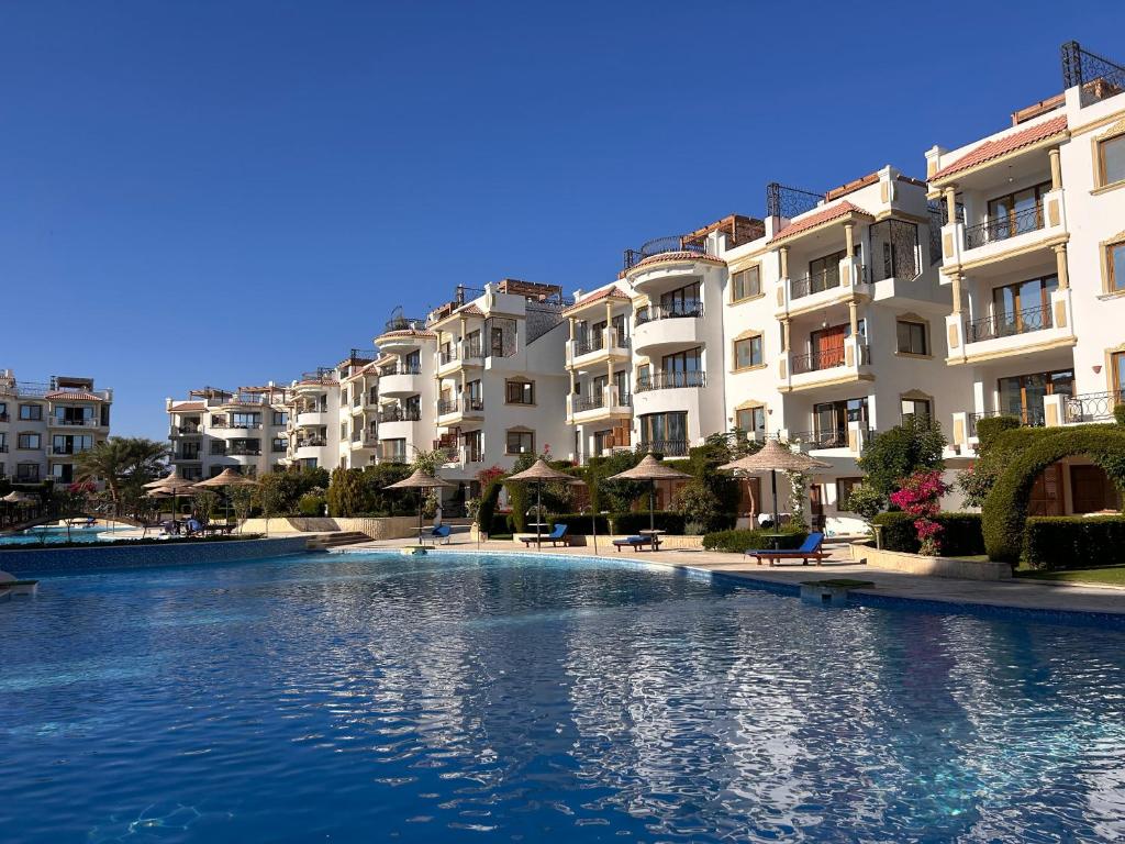 Fotografie z fotogalerie ubytování 3-Bedroom Apartment on the Ground Floor with Pool View, Personal Garden Area, Backyard, and Free Beach Access in Sharm Hills Resort v destinaci Sharm El Sheikh