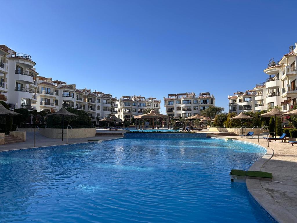 Fotografie z fotogalerie ubytování 3-Bedroom Apartment on the Ground Floor with Pool View, Personal Garden Area, Backyard, and Free Beach Access in Sharm Hills Resort v destinaci Sharm El Sheikh