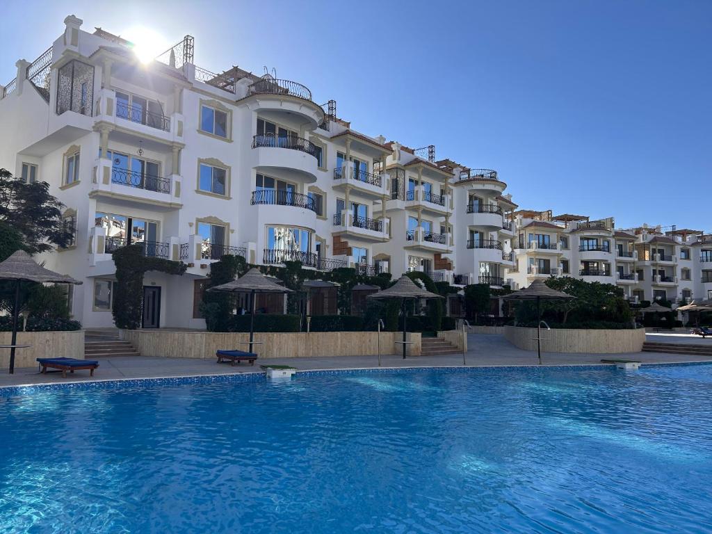 Fotografie z fotogalerie ubytování 3-Bedroom Apartment on the Ground Floor with Pool View, Personal Garden Area, Backyard, and Free Beach Access in Sharm Hills Resort v destinaci Sharm El Sheikh