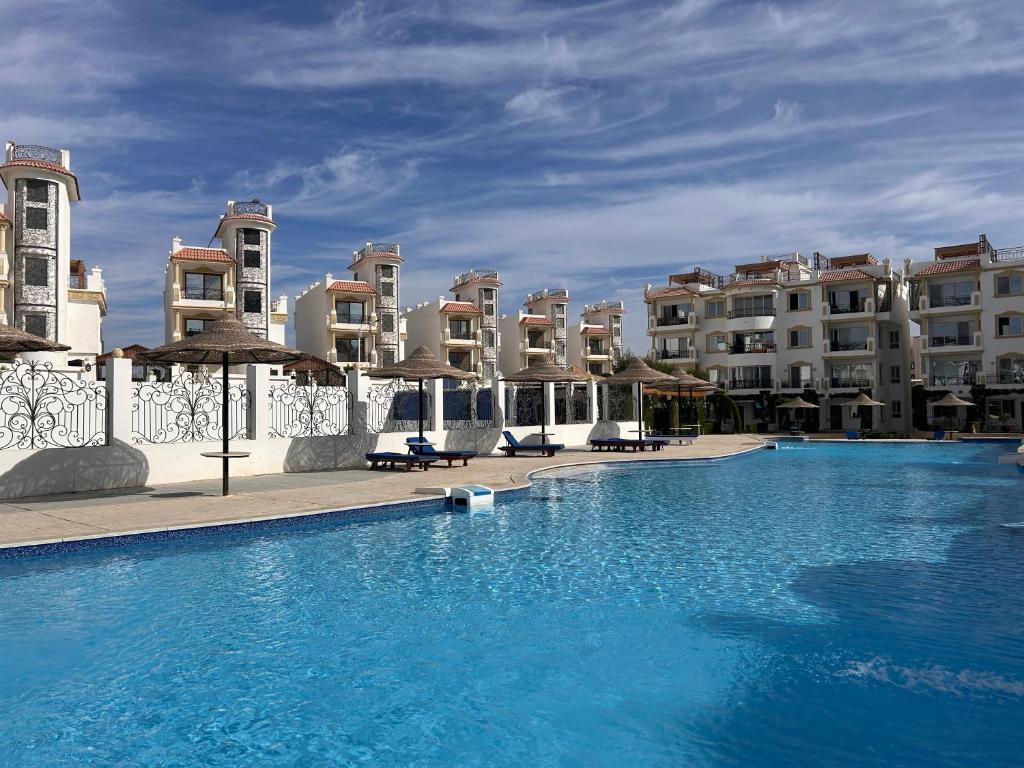 Fotografie z fotogalerie ubytování 3-Bedroom Apartment on the Ground Floor with Pool View, Personal Garden Area, Backyard, and Free Beach Access in Sharm Hills Resort v destinaci Sharm El Sheikh