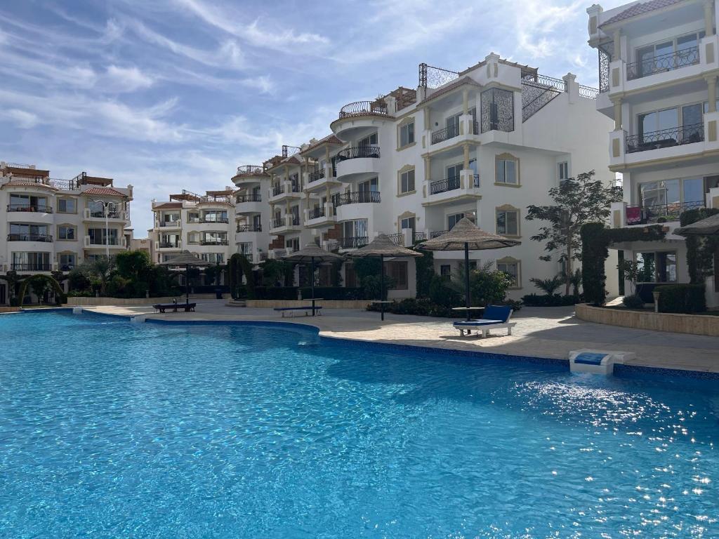 Fotografie z fotogalerie ubytování 3-Bedroom Apartment on the Ground Floor with Pool View, Personal Garden Area, Backyard, and Free Beach Access in Sharm Hills Resort v destinaci Sharm El Sheikh